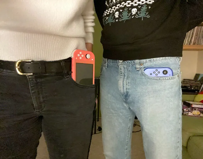 En un bolsillo de mujer no cabe ni la mitad, en uno de hombre cabe entera