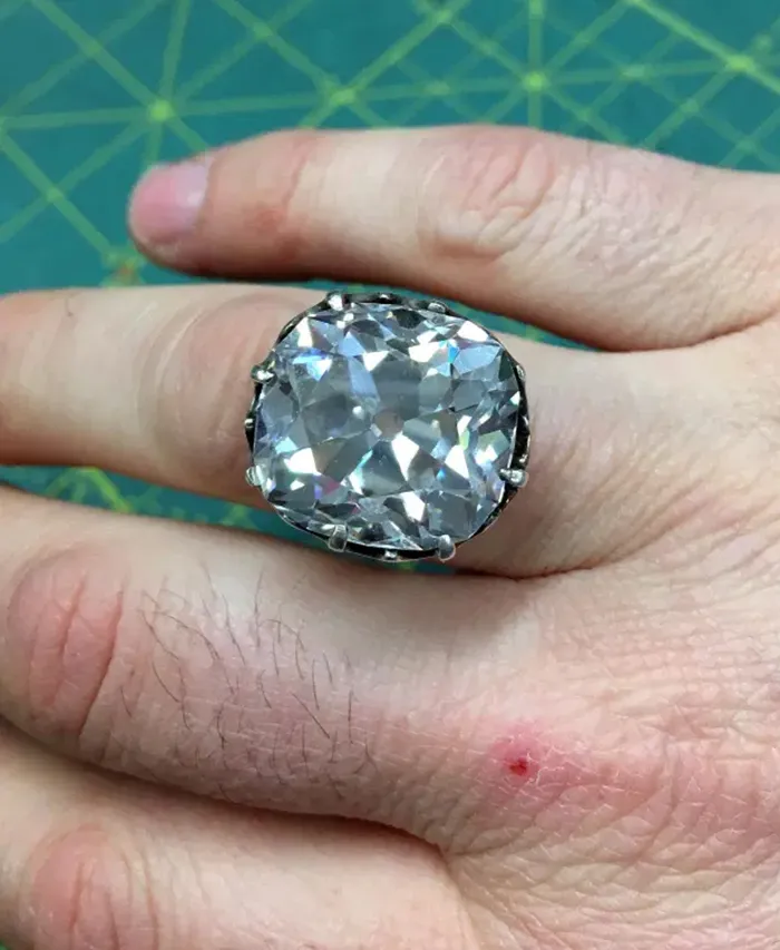 Anillo de diamantes valorado en 607000$