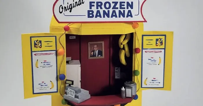 I Made A Tiny Model Of The Banana Stand From "Arrested Development" Down To The Tiniest Bits (7 Pics)