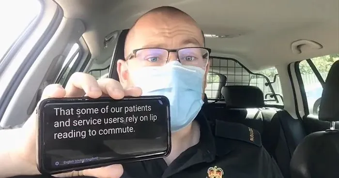 Paramedic Comes Up With A Simple But Brilliant Idea To Communicate With Hard Of Hearing People While Wearing A Face Mask