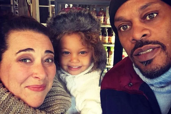 Esta mujer blanca hace una lista con todo lo que ha tenido que aprender tras casarse con un hombre negro, y se vuelve viral