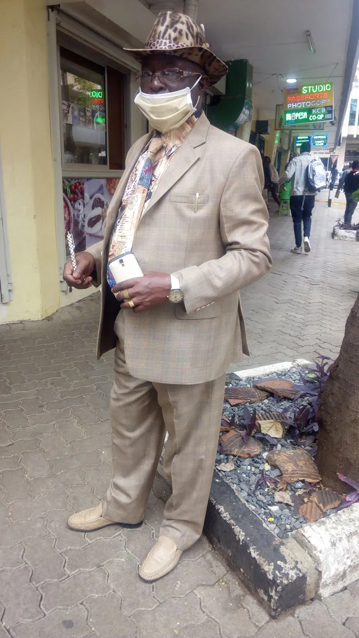 Este es James Maina Mwangi, autoproclamado hombre con más estilo de África, si no del mundo (32 fotos)