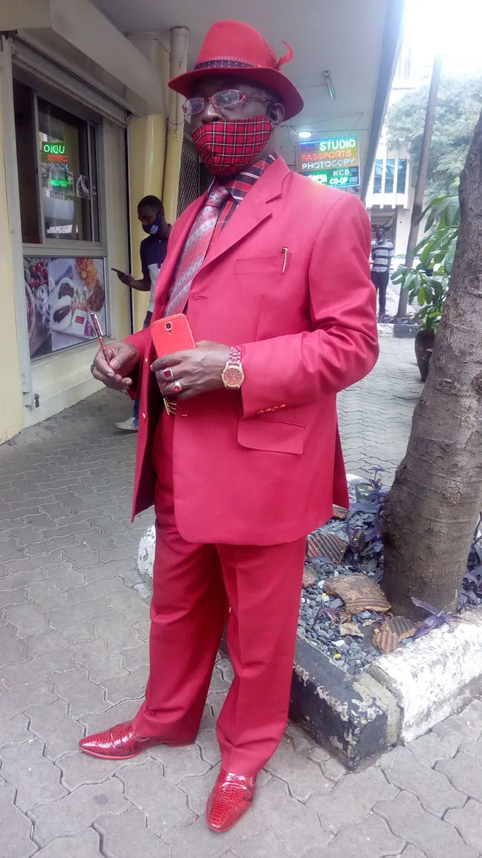 Este es James Maina Mwangi, autoproclamado hombre con más estilo de África, si no del mundo (32 fotos)