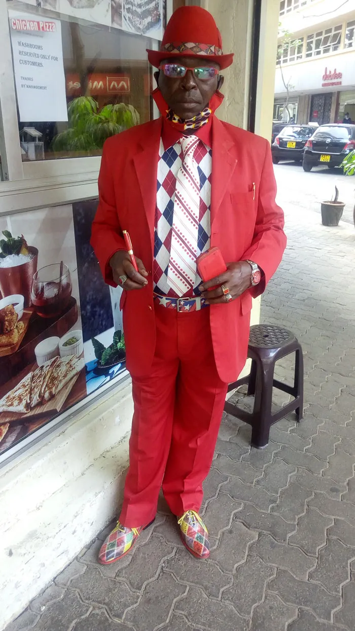 Este es James Maina Mwangi, autoproclamado hombre con más estilo de África, si no del mundo (32 fotos)