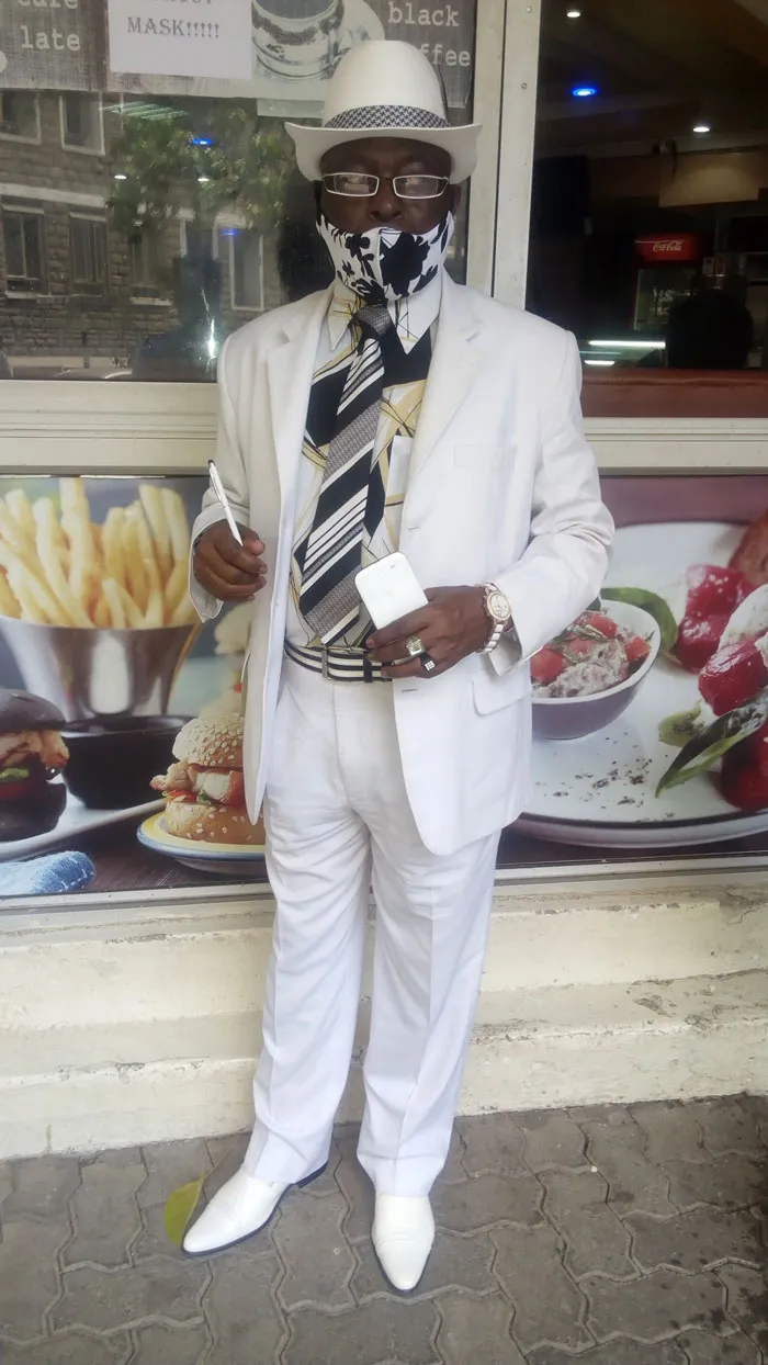 Este es James Maina Mwangi, autoproclamado hombre con más estilo de África, si no del mundo (32 fotos)