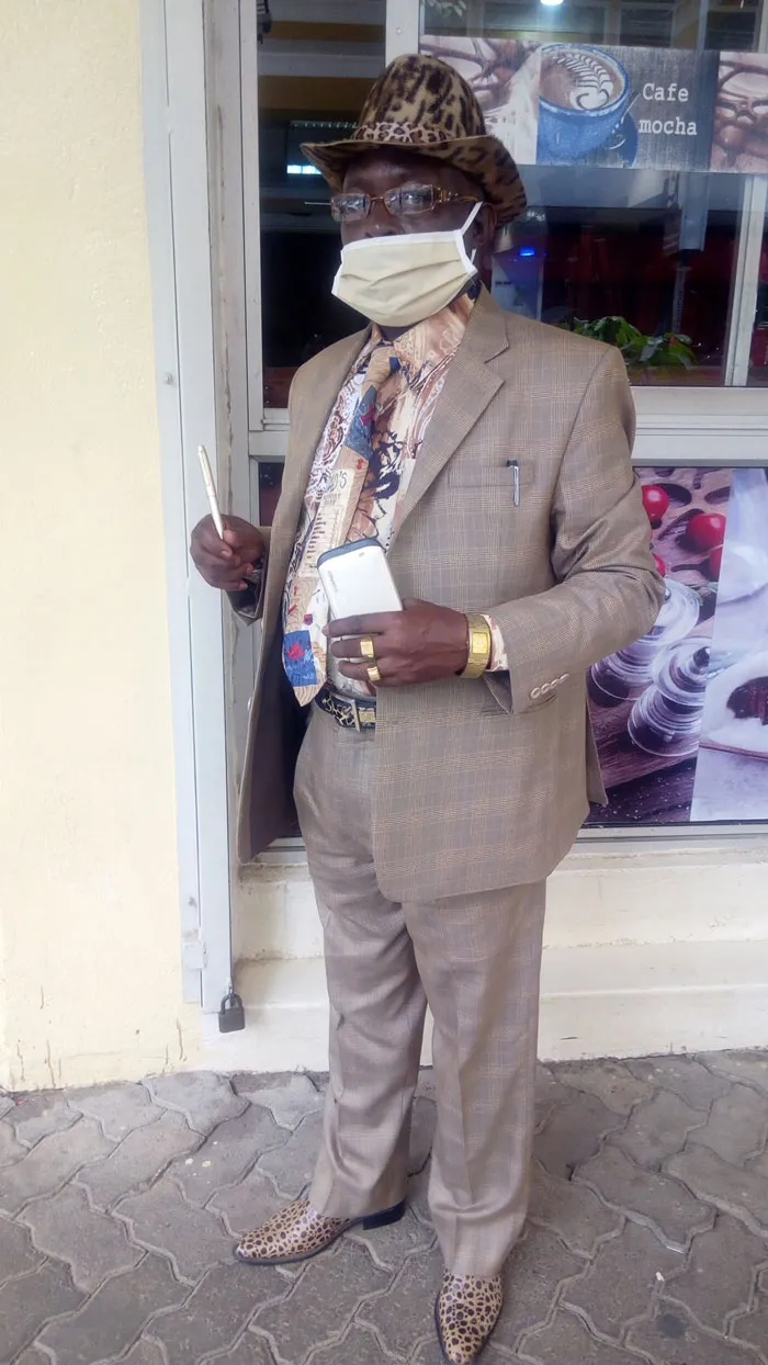 Este es James Maina Mwangi, autoproclamado hombre con más estilo de África, si no del mundo (32 fotos)