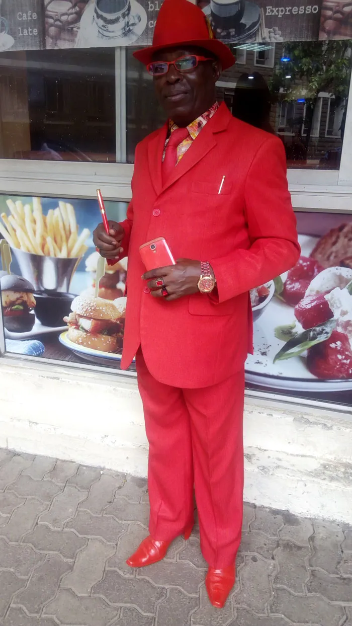 Este es James Maina Mwangi, autoproclamado hombre con más estilo de África, si no del mundo (32 fotos)