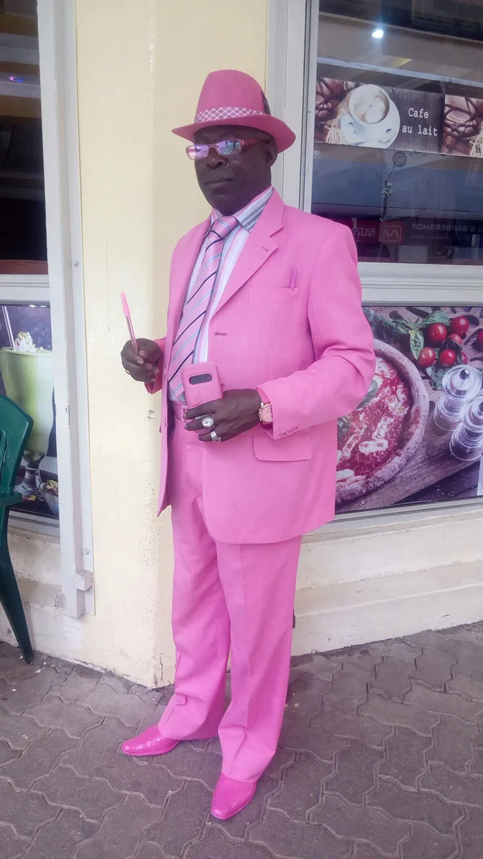 Este es James Maina Mwangi, autoproclamado hombre con más estilo de África, si no del mundo (32 fotos)