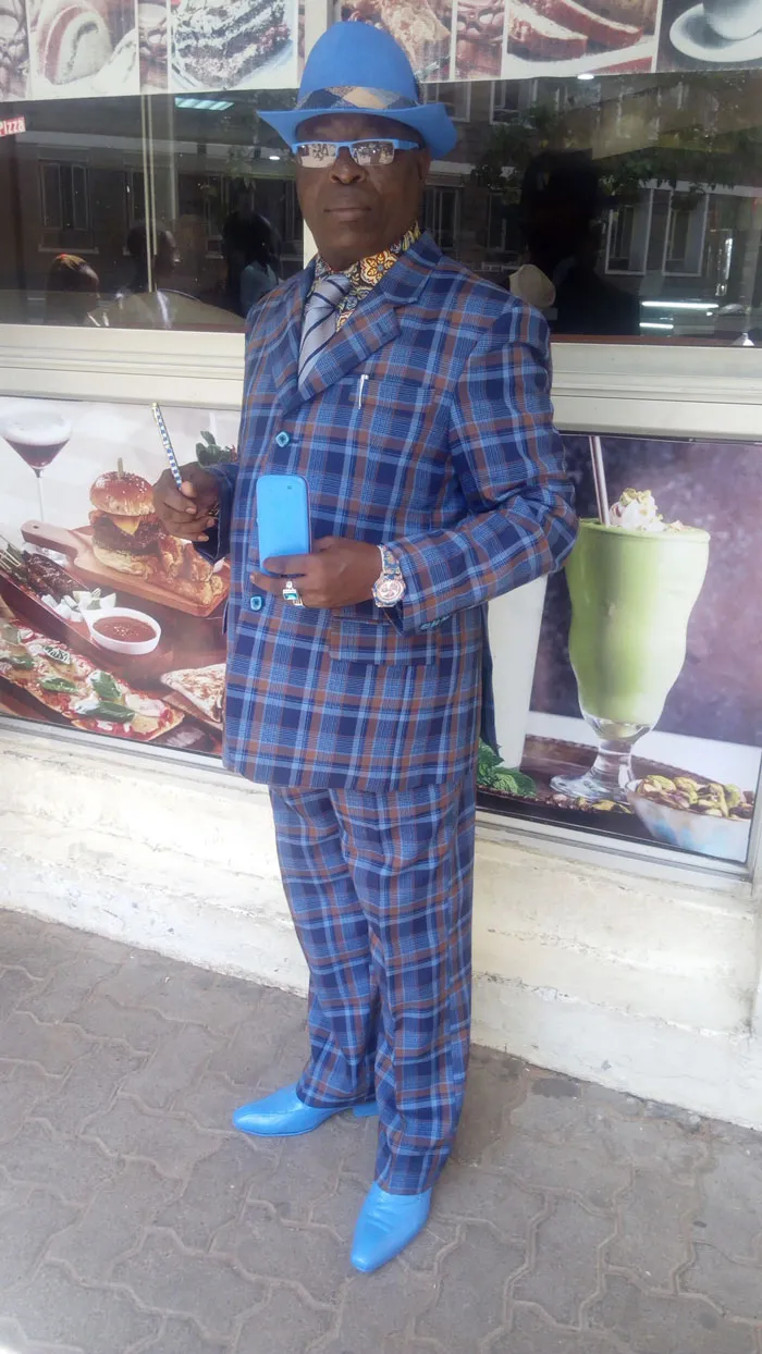 Este es James Maina Mwangi, autoproclamado hombre con más estilo de África, si no del mundo (32 fotos)