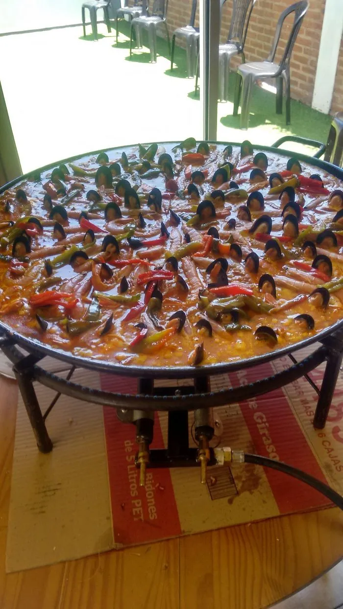 Paella que parece una piscina sucia llena de gente