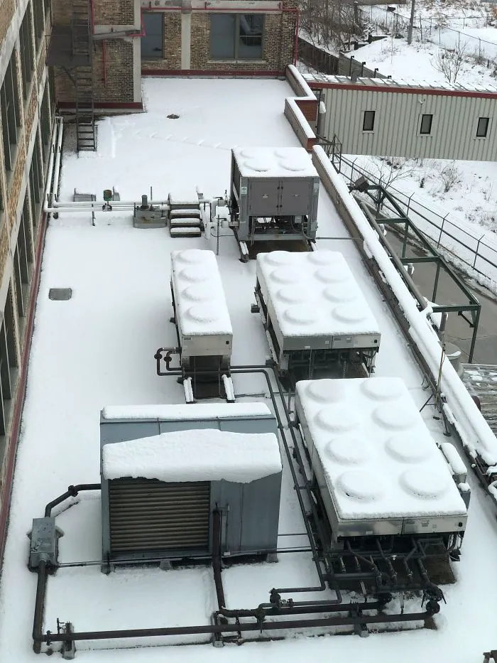El sistema de refrigeración parece bloques de Lego bajo la nieve