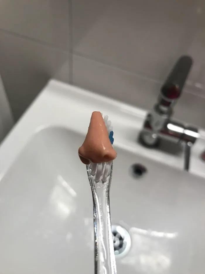 Pasta de dientes que parece una nariz