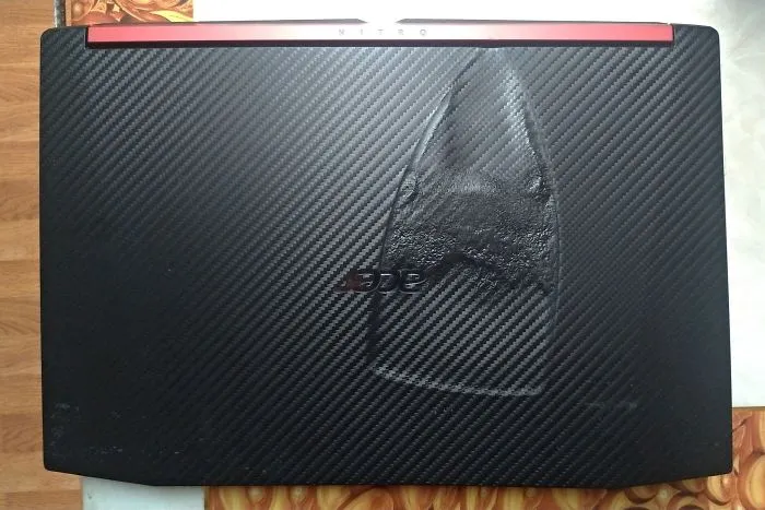 Mi novia se ha encontrado la plancha caliente sobre su portátil, cortesía de su hermano