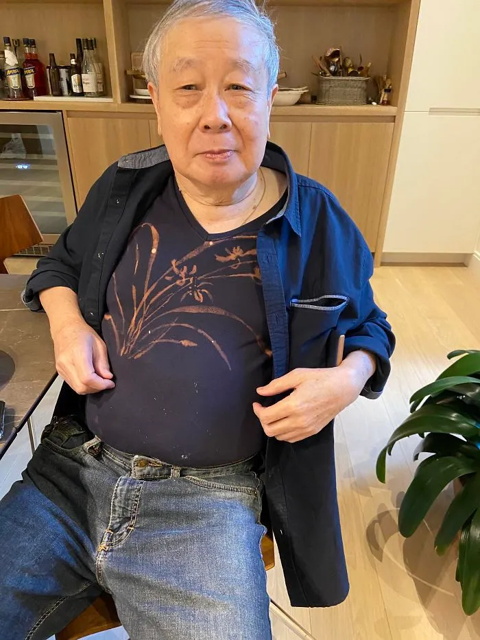 Se salpicó la camiseta con lejía y decidió arreglarlo con más