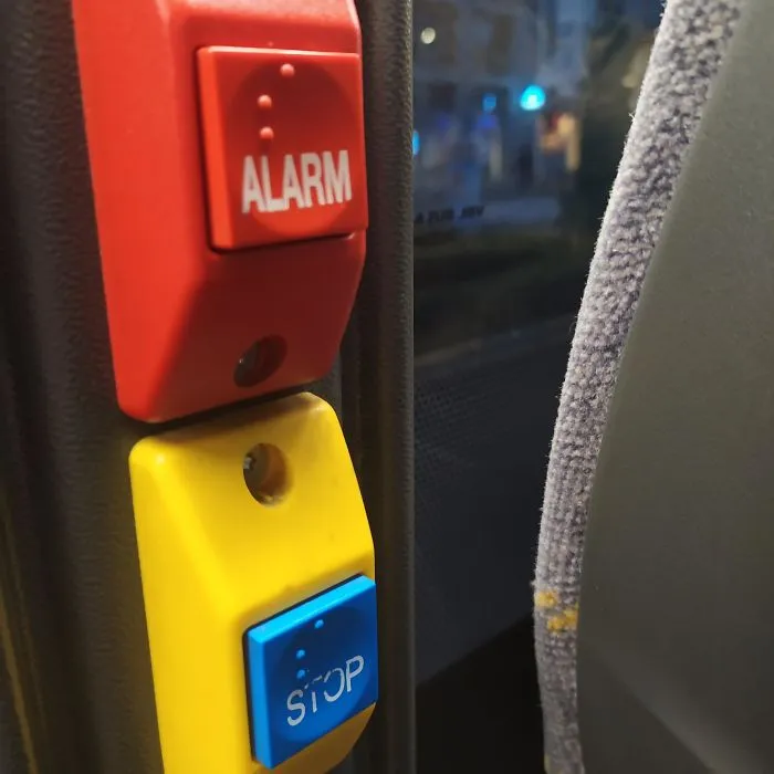 El braille en el botón de "alarma" y "parar" es el mismo