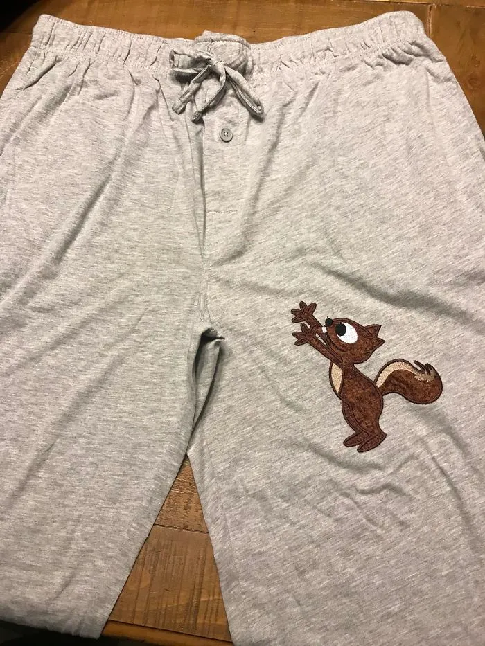Mi suegra hizo estos pantalones para todos los hombres de la familia como regalo de Navidad