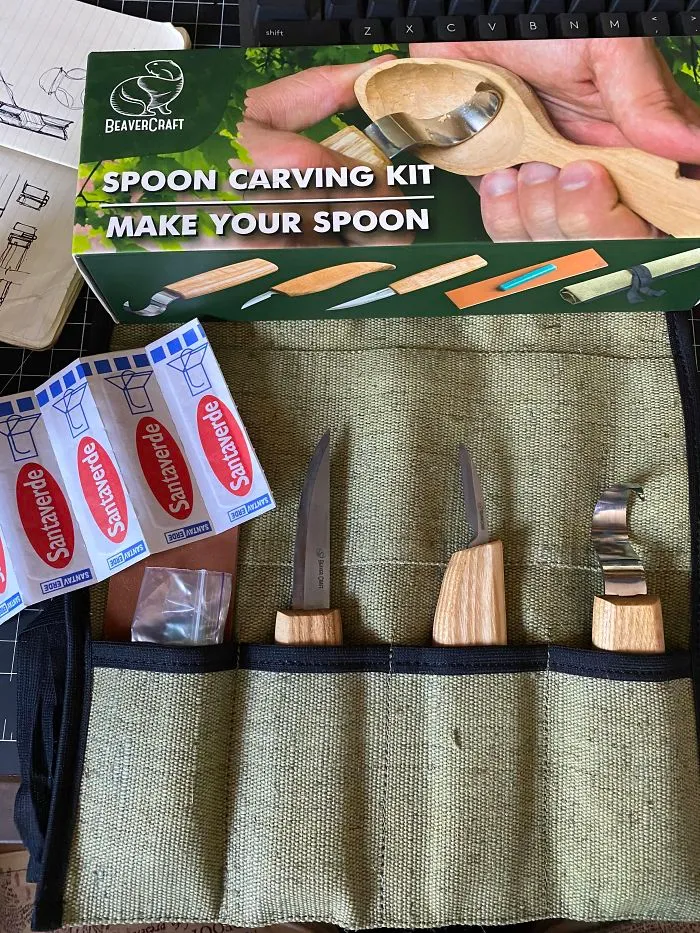 Mi juego para tallar cucharas viene con tiritas incluidas