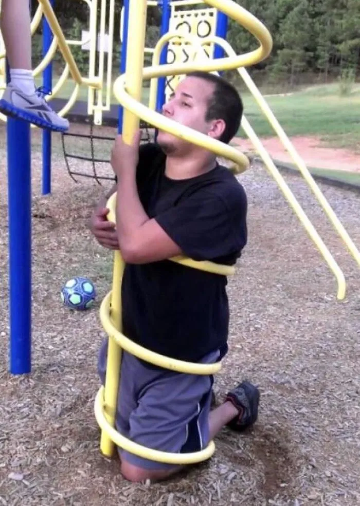 Qué podría salir mal si intento jugar en los columpios infantiles