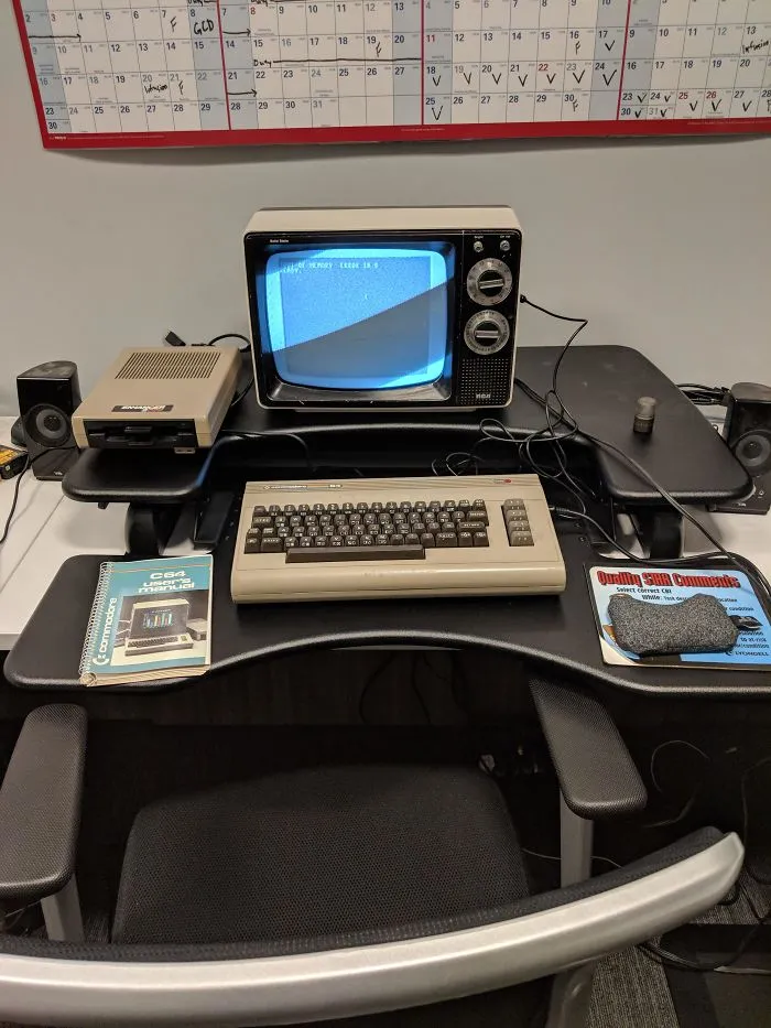 Un compañero de trabajo se fue de vacaciones, así que "actualizamos" su hardware