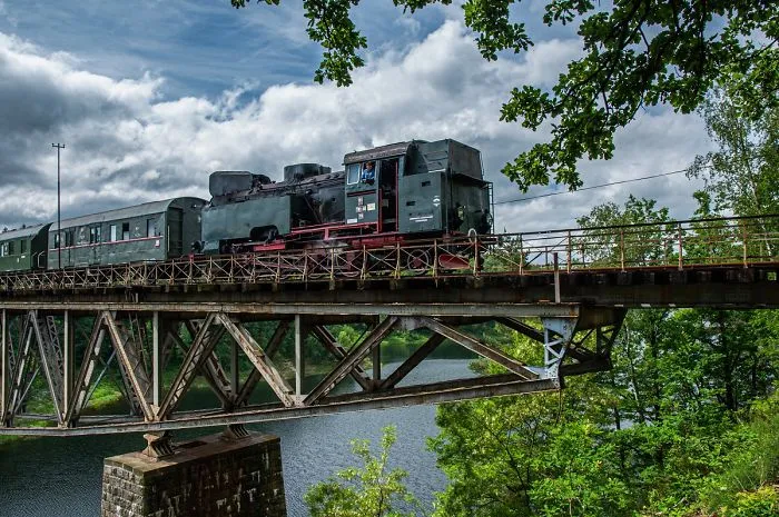 Our 28 Photos Beg Tom Cruise To Not Blow Up Our Beloved Bridge