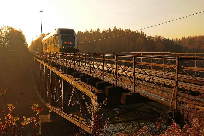 Our 28 Photos Beg Tom Cruise To Not Blow Up Our Beloved Bridge