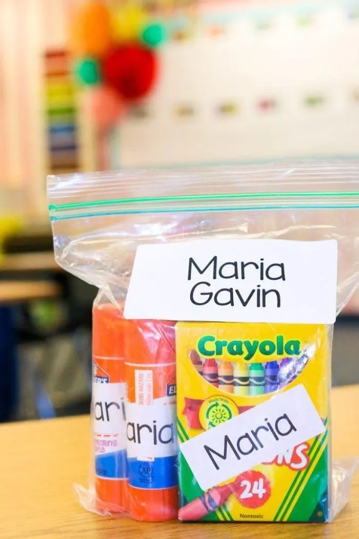 Bolsas para cada alumno con su material