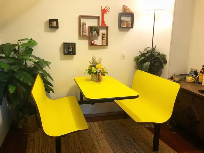 Era una mesa sacada de un Subway de los 90 que cerró, yo en cuarentena echaba de menos salir a comer y...