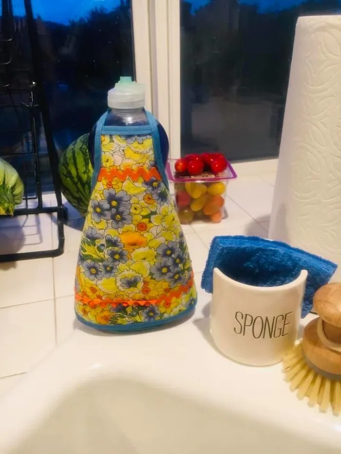 Mi abuela falleció el año pasado y una de sus posesiones favoritas era este delantal para botellas