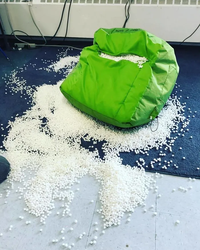 Pedimos relleno para el puf de clase y no era tan fácil meterlo como parecía