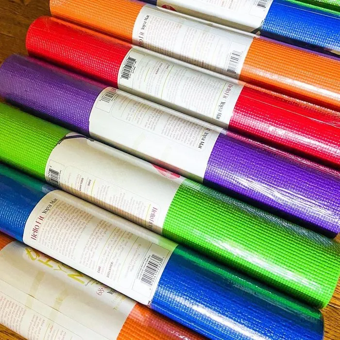 En mi clase vamos a usar alfombrillas de yoga de colores para mantener la distancia
