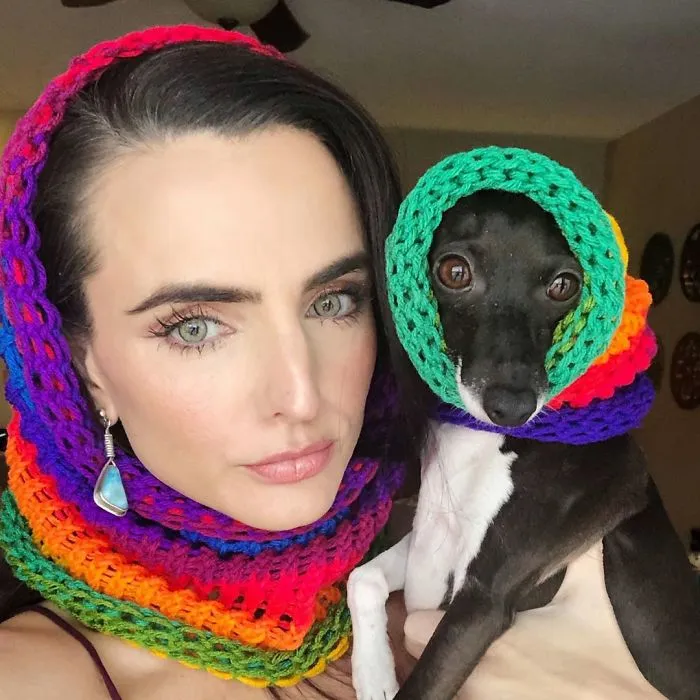 Esta mujer no sale de casa debido a su enfermedad crónica, así que se trajo un perro que pone caras muy humanas (30 fotos)