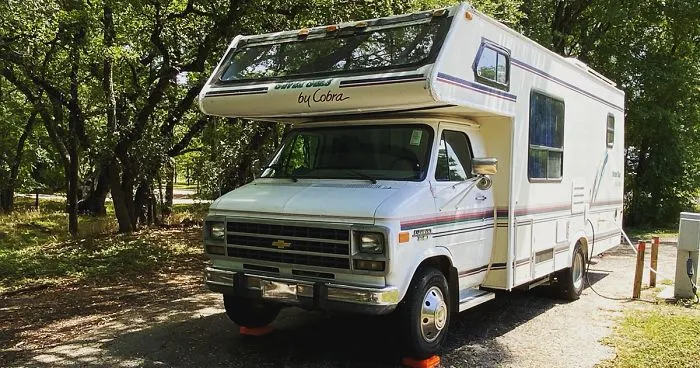 I Bought An Old 1995 RV, And Here's How I Transformed It Into A Beautiful Home For Me And Two Kittens That I Recently Adopted (21 Pics)