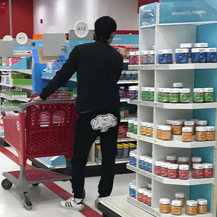 ¿Qué tiene en los pantalones?
