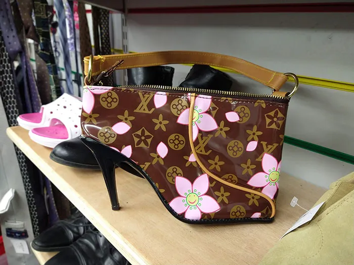 Creo que es un bolso, pero estaba en el estante de los zapatos