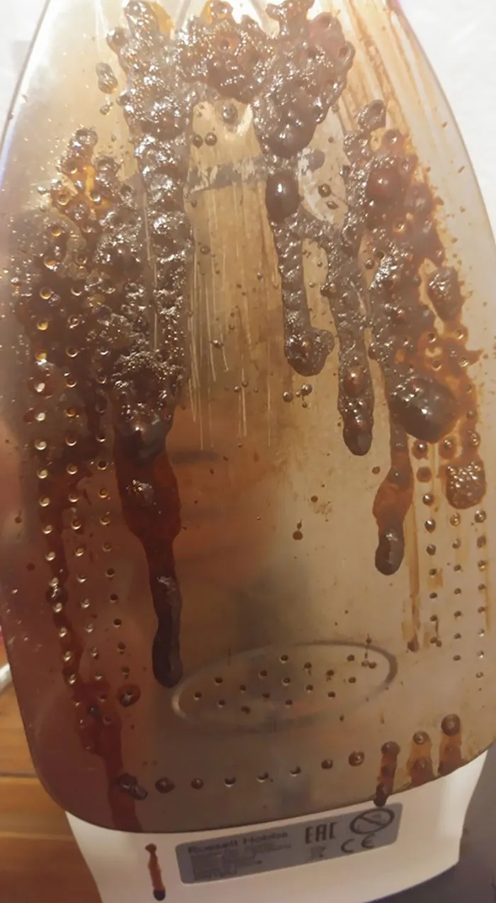 Si pones agua de sabores en tu plancha, no hace que la ropa huela a frutas, solo se derrite el azúcar y te arruina la plancha y la ropa