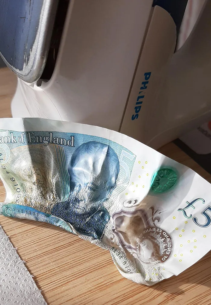 Planchando los nuevos billetes de Reino Unido
