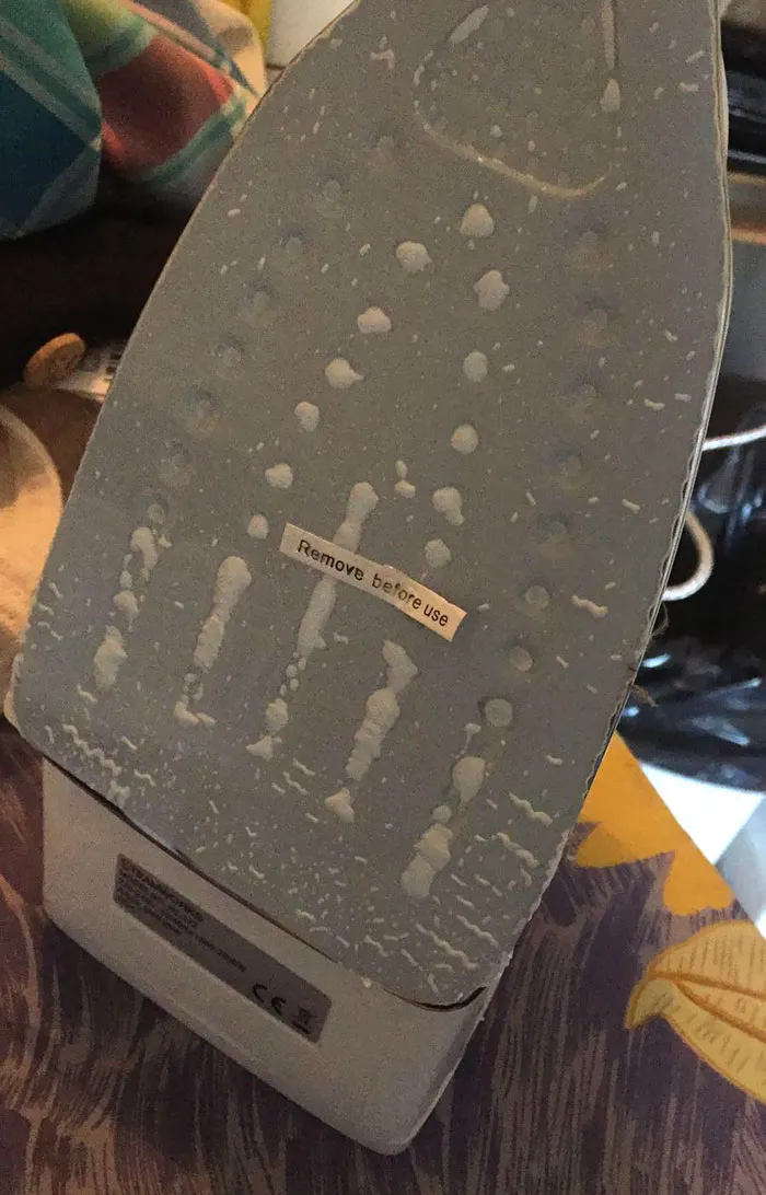 Mi novia encendió la plancha nueva sin mirar que tenía un plástico puesto...