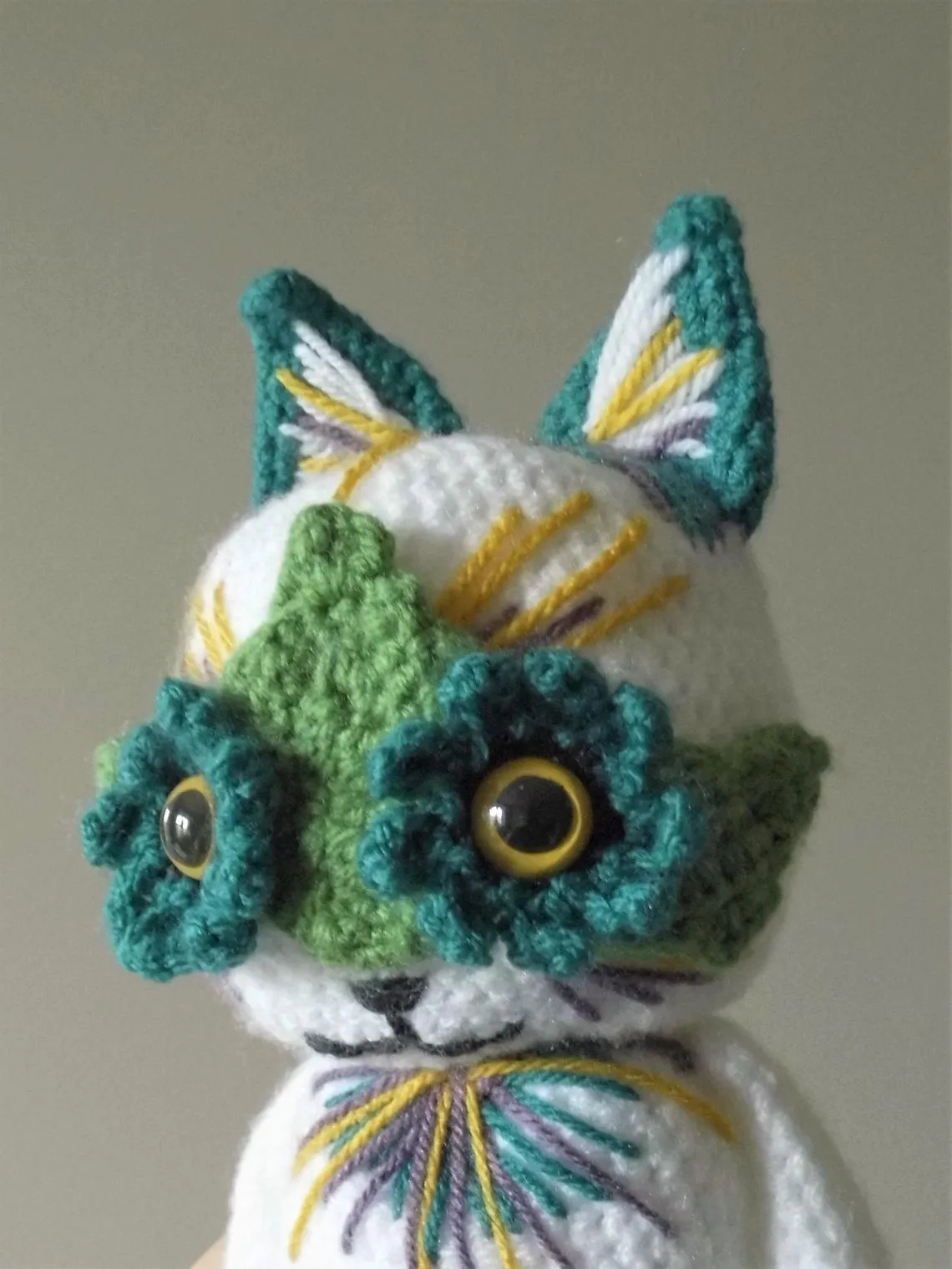 Crochet A Flower Cat Eyes Amigurumi, Inspired By The Paintings Of Louis Wain