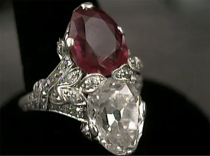 Anillo con diamante y rubí, vale 400000$