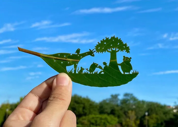 Japanese Artist Made These 30 Cute Vignettes From Leaves