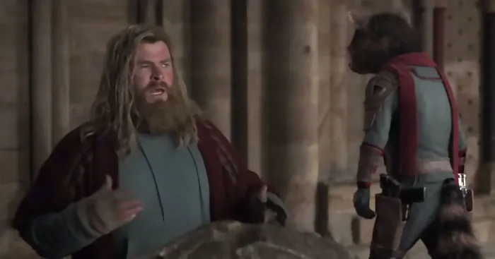 En Vengadores Endgame, se hacen muchas bromas hacia Thor gordo, esto es porque en Marvel creen que el Síndrome Postraumático y Síndrome del superviviente son algo divertido