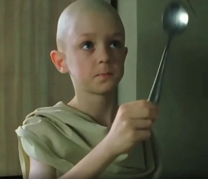 En Matrix, un niño le dice a Neo que tiene que darse cuenta de que "no hay cuchara". Pero si te fijas, verás que sale una en la escena