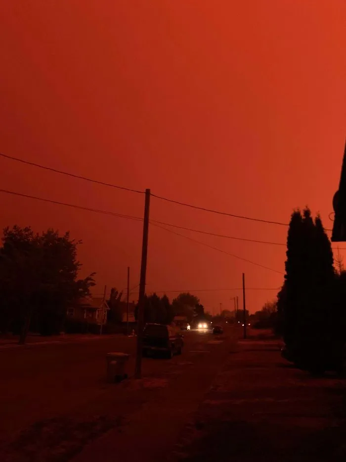 La gente comparte imágenes del infierno que está teniendo lugar en la Costa Oeste de EEUU (40 fotos)