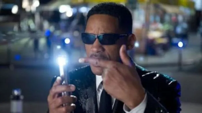 En Hombres de negro (1997), Will Smith señala a la luz para... m*erda, se me ha olvidado para qué