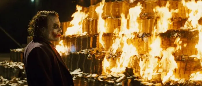 En el Caballero Oscuro (2008) el Joker quema dinero, algo ilegal. Este detalle implica que podría ser mala persona