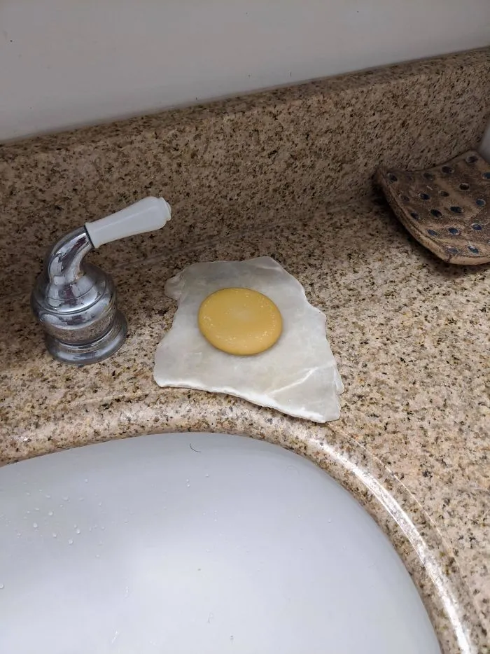 Es jabón y jabonera, pero parece un huevo frito