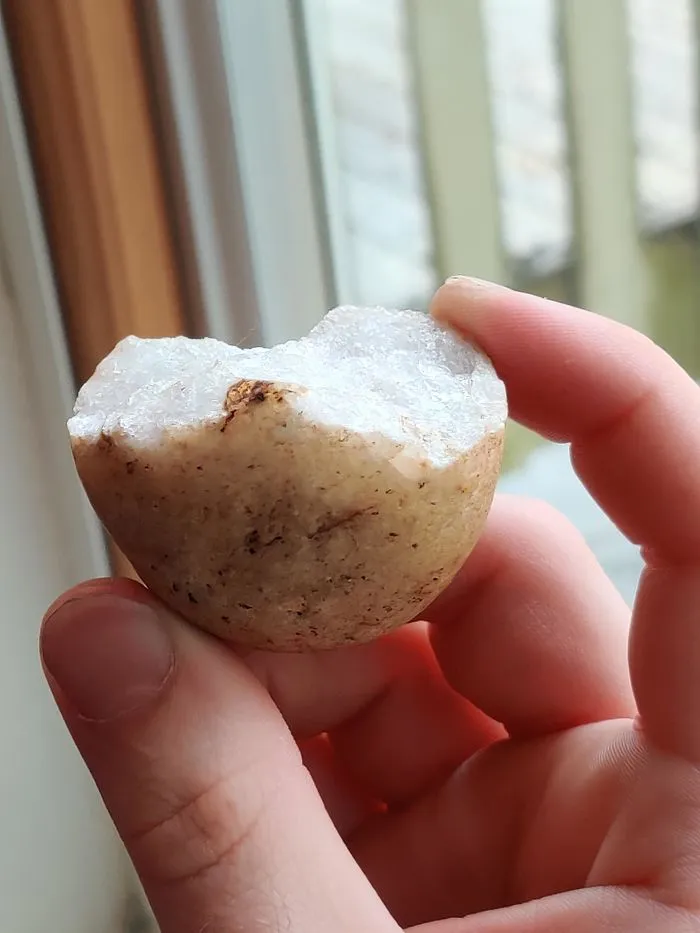 Roca que parece una patata a medio comer