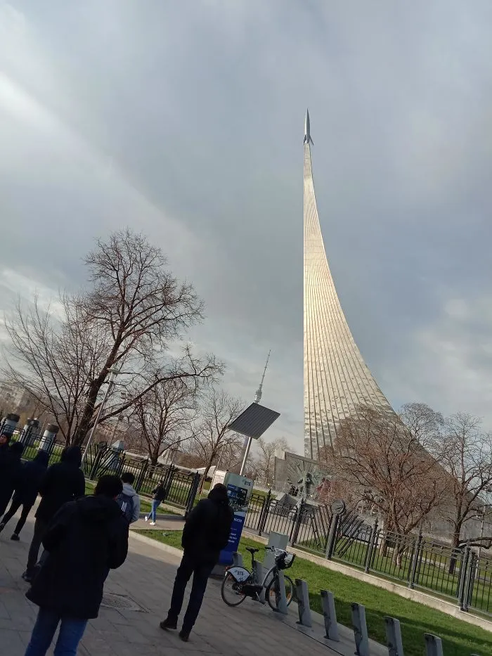 Monumento a la exploración espacial en Moscú. 100 metros de alto