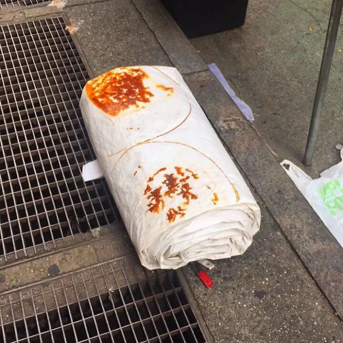 No sé si es una lona manchada de óxido o el burrito más grande del mundo