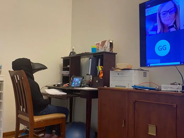 Mi hijo está en 5º grado y está atendiendo en la clase virtual con una máscara de la plaga. Esto es 2020